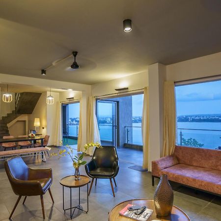 Grey Stone - Lakefront Penthouse Family Rooms 콜라푸르 외부 사진