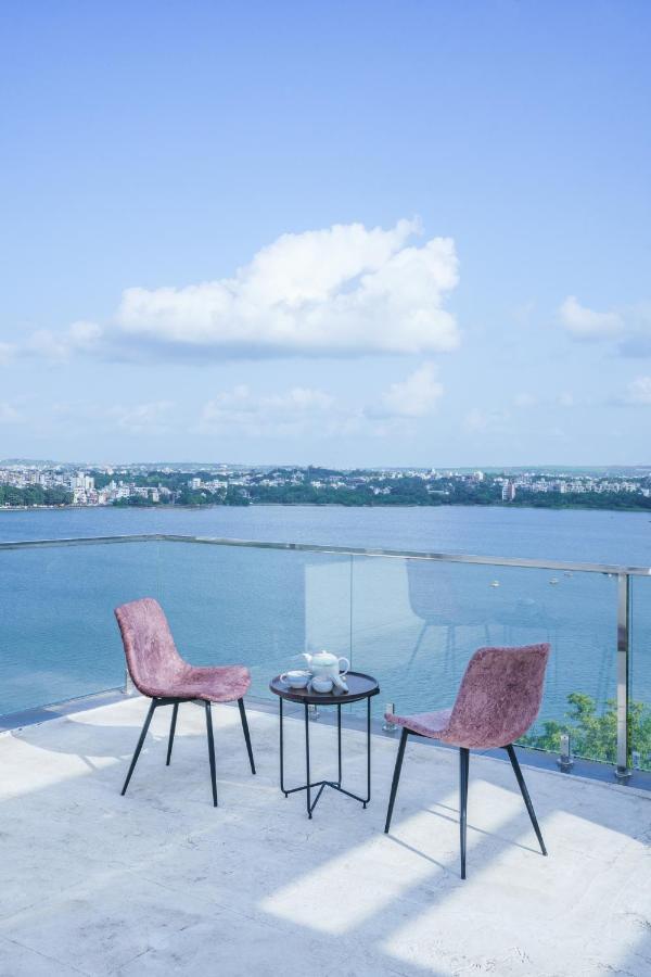 Grey Stone - Lakefront Penthouse Family Rooms 콜라푸르 외부 사진